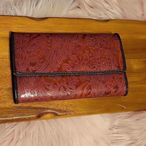 Relic 🦊 Leather Embossed wallet. EUC - Picture 1 of 9